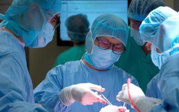 Bóc trọn khối u não to như trái cam, bệnh nhân hồi phục 2 giờ sau mổ