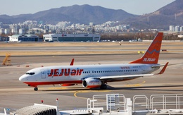 Đề thi 'vẽ mặt phi công trước khi máy bay rơi' bị chỉ trích