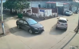 Va chạm ở ngã tư, ô tô drift 90 độ lách qua cổng nhà dân