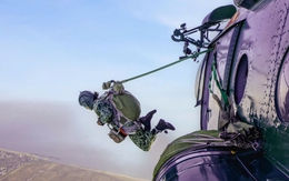 Phi công bung dù như những bông hoa 'nở' trên bầu trời Tuy Hòa