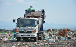 Rác ở Phan Thiết lại đổ về bãi ô nhiễm Bình Tú
