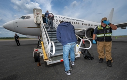 Người nhập cư trái phép bị ném từ máy bay xuống biển ở Mỹ?