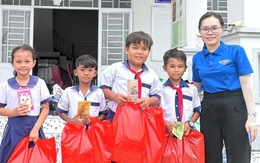 Công nhân cùng nhau đi thiện nguyện