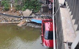 Xe ô tô con lao xuống sông khi qua cầu, 4 người may mắn thoát nạn