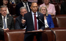 Nghị sĩ Dân chủ phát biểu hơn 5 giờ để hoãn luật chi tiêu của ông Trump