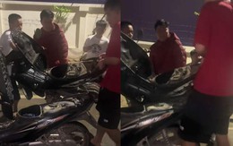 4 thanh niên lật ngang xe máy để đổ xăng cho xe khác