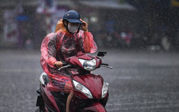 Hà Nội mưa dông kèm theo sét đánh liên hồi, cảnh báo ngập lụt