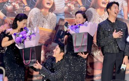 Hồng Đào được 'mỹ nam Hàn' quỳ gối tặng hoa trên sân khấu