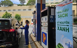 Xăng E10: Người dùng còn 'lạ lẫm' dù giá rẻ hơn, xanh hơn