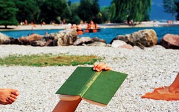 Đọc sách trên bãi biển, ảo vọng giữa mùa hè hay cách đơn giản để tìm lại chính mình?