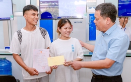 Về kiểm tra cơ sở, chủ tịch Quảng Trị bất ngờ trao giấy kết hôn, tặng quà đôi bạn trẻ