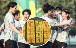 Đội bóng Trung Quốc dán bùa vào phòng thay đồ đối thủ