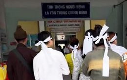 Người nhà mang di ảnh đến bệnh viện ‘trục vong’