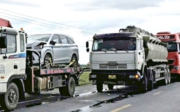 Xe bồn chở xăng bị húc móp đuôi sau cú va chạm liên hoàn 5 xe ô tô