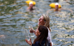 Lần đầu sau hơn 100 năm, người dân Pháp được bơi lội vui nhộn trên sông Seine