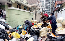 Sốc: Một nhà 3 người tích trữ hơn 80 tấn rác, dọn ba ngày mới xong