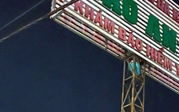 Người đàn ông có biểu hiện bất thường mắc kẹt trên biển quảng cáo