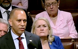 Nữ nghị sĩ Mỹ ngủ gật khi Hạ viện đang họp về siêu dự luật