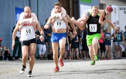 Thi cõng vợ ở Phần Lan, thắng được thưởng bia