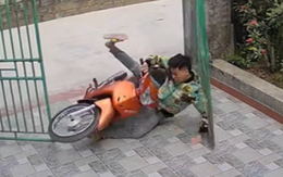 Thanh niên ngã chổng vó khi đang tung skill lách qua khe cửa hẹp