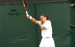 Daria Kasatkina mất điểm ở Wimbledon vì… hoa tai