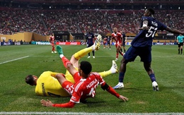 Trọng tài Anthony Taylor 'hứng bão' sau chấn thương nặng của Musiala