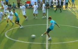 Cả đội đang chụp ảnh ăn mừng bàn thắng thì bị thủng lưới