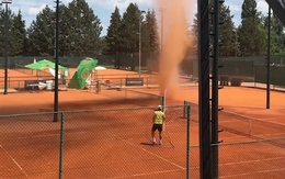 Chàng trai dùng vòi nước xua đuổi vòi rồng trên sân tennis