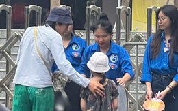 Nam sinh đi thi lớp 10 dắt theo em gái nhỏ đã đậu vào trường tốp đầu