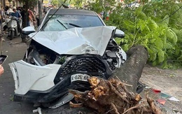 Nữ tài xế lái ô tô tông liên hoàn 10 xe máy trên đường ở Hà Nội, 5 người nhập viện