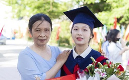 Thủ khoa lớp 10 ở Quảng Ngãi sống cùng người mẹ mua ve chai trong căn nhà rộng 20m²