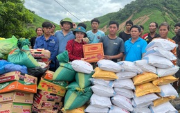 Dân Lào bị lũ cô lập, bơi qua sông cầu cứu được người Nghệ An sẻ chia hàng cứu trợ