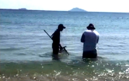 Tìm lại, trao trả nhẫn kim cương cho khách làm rơi ở biển Đà Nẵng