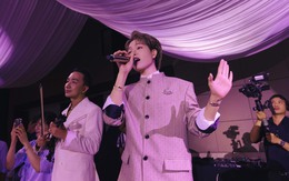 'Ông hoàng nhạc cưới' Đức Phúc hát cho Kai Đinh và vợ khiêu vũ