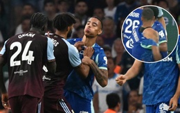 Fan lo lắng cho Tyrone Mings khi nổi nóng xé áo Mason Greenwood