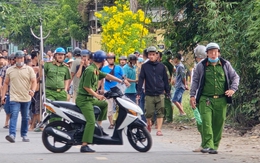 Cảnh sát khống chế người đàn ông cầm dao biểu hiện bất thường trên đường ở phường Hiệp Bình