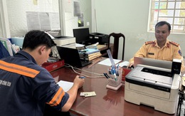 Tài xế xe rác chạy ẩu bị người dân quay clip phản ánh, Cảnh sát giao thông TP.HCM mời lên xử lý