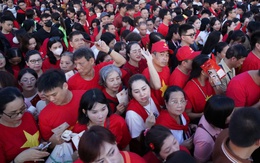 Hàng chục ngàn người mặc áo cờ đỏ sao vàng đổ về sân Mỹ Đình dự concert quốc gia