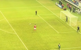 Cầu thủ chạy đà vuông góc 90 độ khi sút penalty