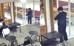 Chàng trai nở nụ cười chống quê khi đập mặt vào kính cường lực