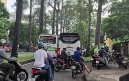 Xác minh clip hai xe khách dừng chắn hết đường Ngô Gia Tự, hàng chục xe máy phải leo vỉa hè