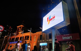 Logo kỷ niệm 50 năm thành lập báo Tuổi Trẻ tại quảng trường ở trung tâm Nha Trang