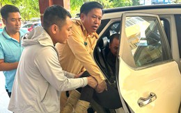 Cảnh sát giao thông mở đường dẫn ô tô chở người dân nguy kịch đi cấp cứu