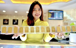 Giá vàng bất ngờ lao dốc sau khi chạm đỉnh lịch sử