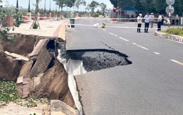 Bờ kè thượng nguồn sông Tiền tiếp tục sạt lở thêm 55m, ăn sâu vào mặt đường 1,5m