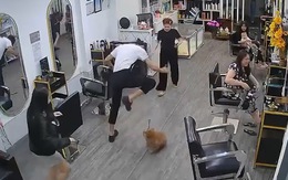 Thợ cắt tóc 'nhảy chân sáo' khi bị cún cưng của khách rượt
