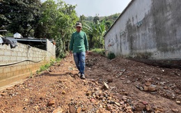 Bạt đồi trồng sầu riêng, đất đá theo nước mưa tràn vào nhà dân