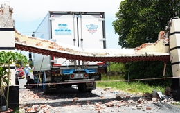 Tông sập cổng chào rồi 'khai man' tên theo bằng lái nhặt được