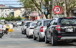 Biển báo 'núp xe': Hàng loạt vi phạm do rẽ trái sai quy định