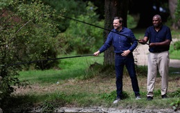 Ngoại trưởng Anh có thể bị phạt vì đi câu cá cùng Phó tổng thống Mỹ không có giấy phép